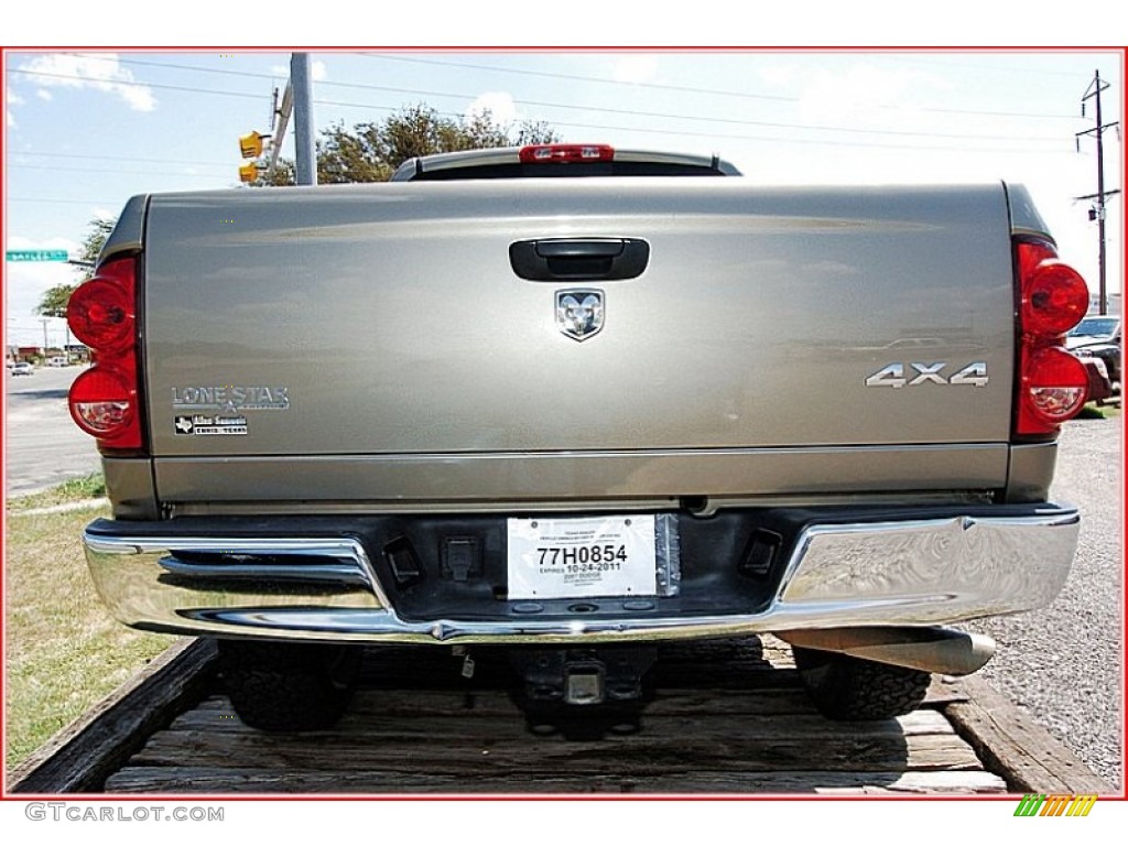 2007 Ram 3500 Lone Star Quad Cab 4x4 - Light Khaki Metallic / Khaki photo #17