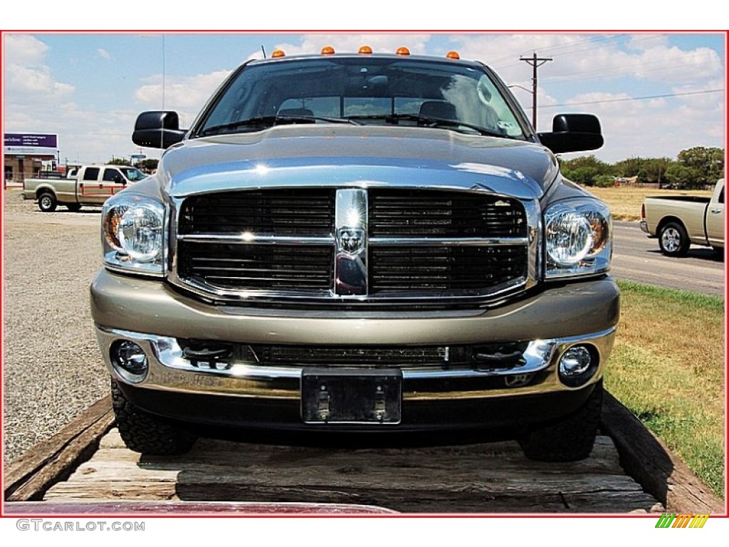 2007 Ram 3500 Lone Star Quad Cab 4x4 - Light Khaki Metallic / Khaki photo #22