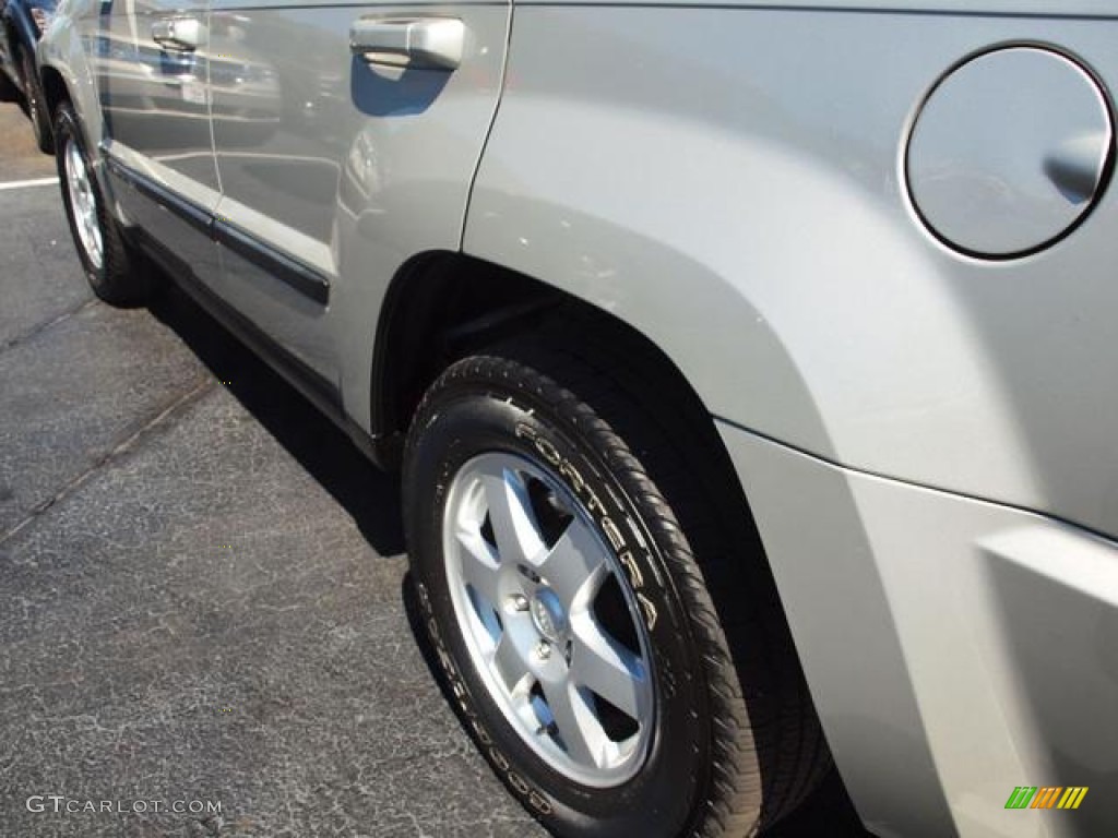 2008 Grand Cherokee Laredo 4x4 - Bright Silver Metallic / Dark Slate Gray/Light Graystone photo #4