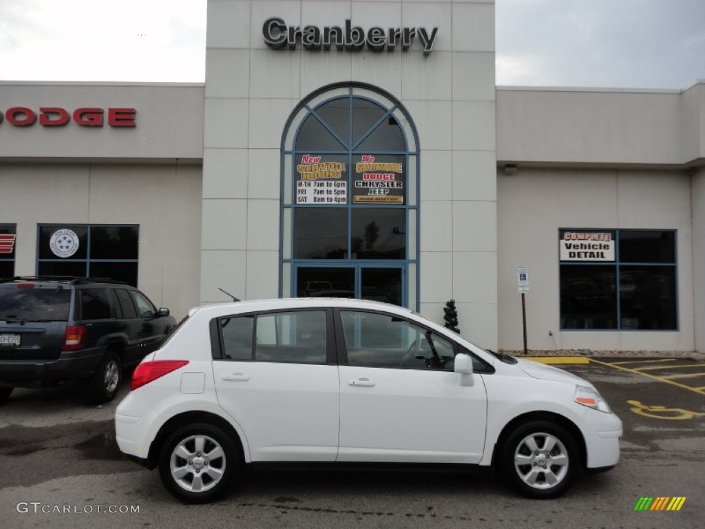 2009 Versa 1.8 SL Hatchback - Fresh Powder / Charcoal photo #1