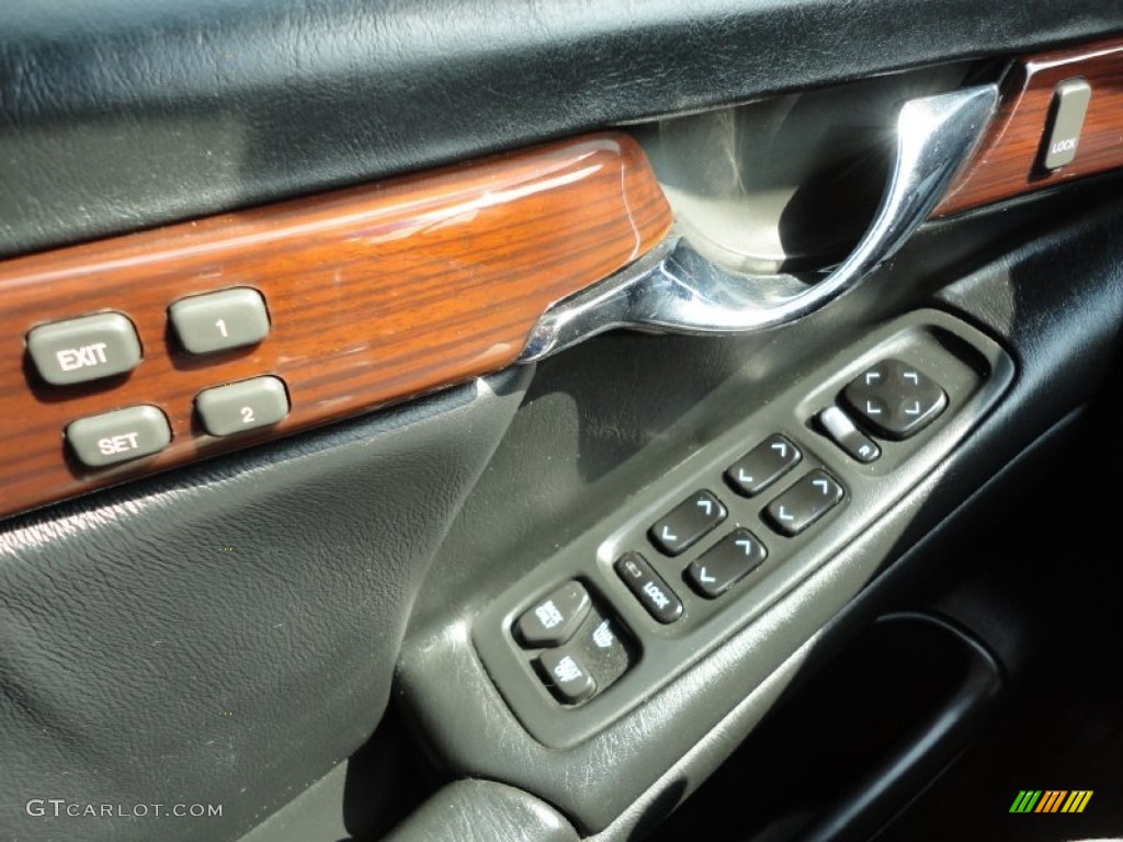 2002 Cadillac DeVille DHS Controls Photo #53918626