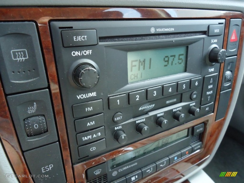2004 Volkswagen Passat GLX 4Motion Wagon Controls Photo #53923858
