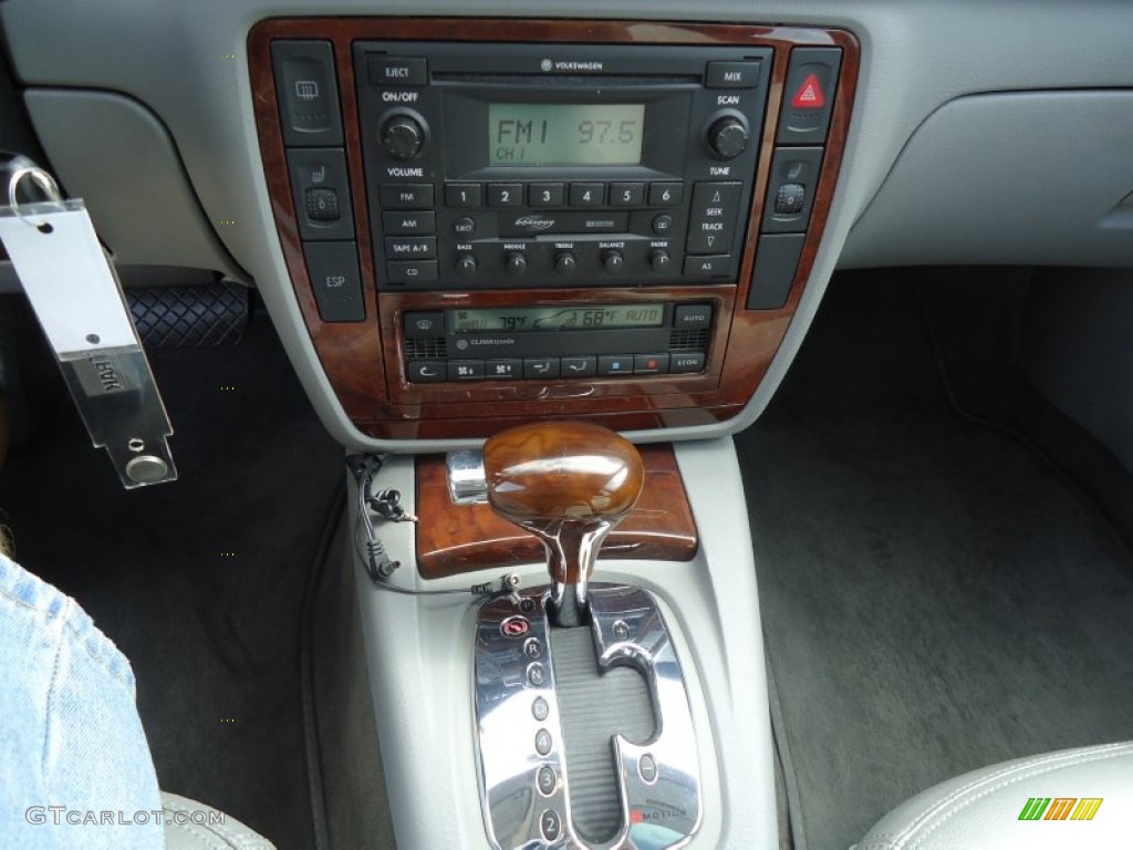 2004 Volkswagen Passat GLX 4Motion Wagon Controls Photo #53923885