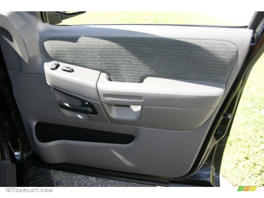 2002 Explorer XLT - Black Clearcoat / Graphite photo #16