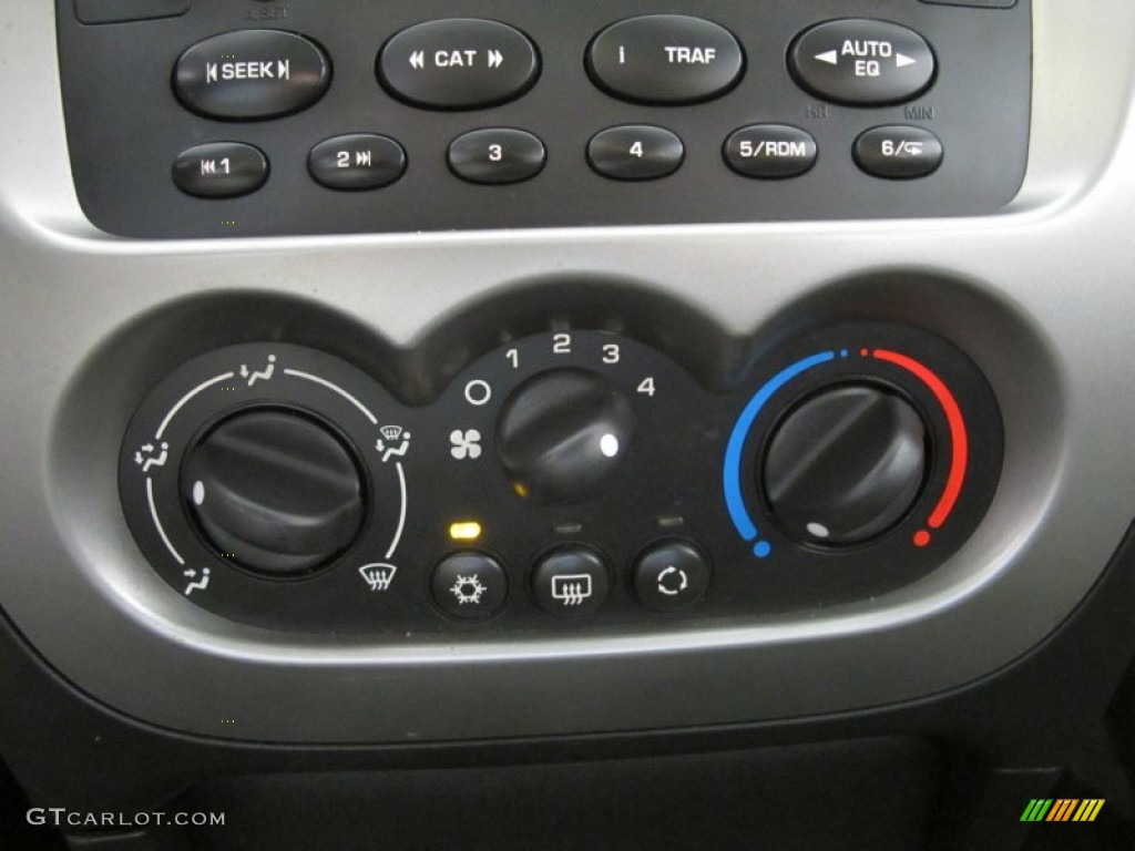 2004 Saturn ION 3 Quad Coupe Controls Photo #53930599