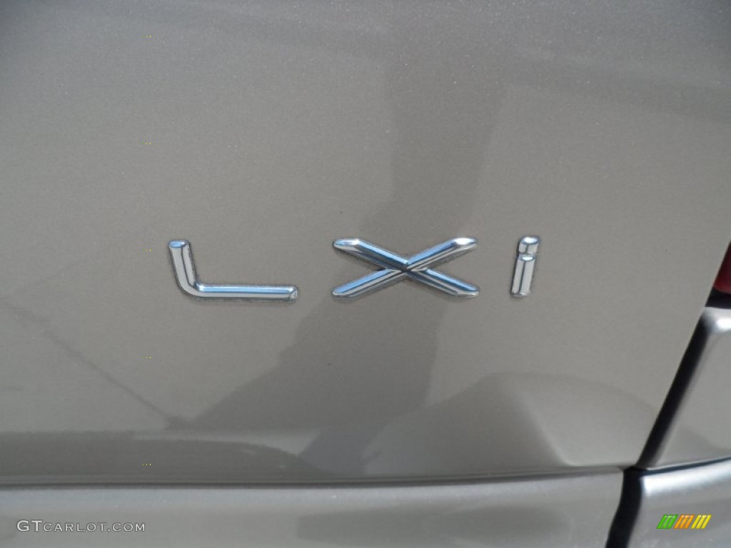 2002 Chrysler Town & Country LXi Marks and Logos Photos