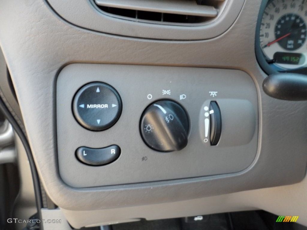 2002 Chrysler Town & Country LXi Controls Photo #53937521