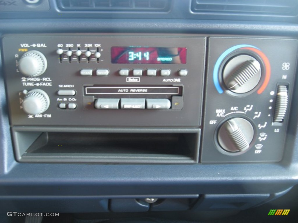 1996 Chevrolet Blazer LS 4x4 Audio System Photo #53945744