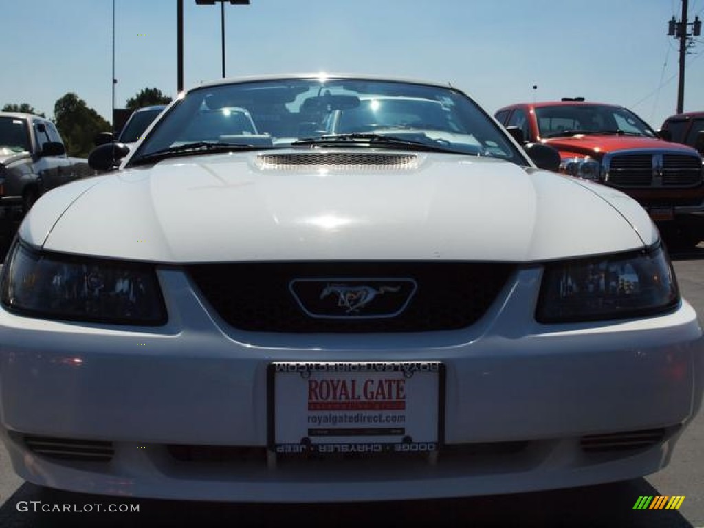 2002 Mustang V6 Convertible - Oxford White / Medium Parchment photo #8