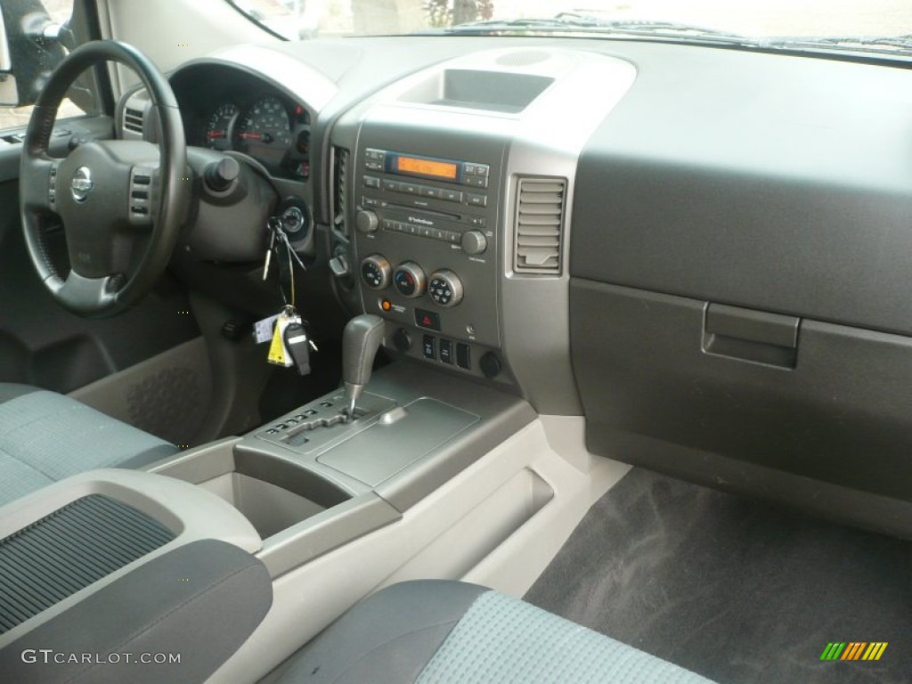 2004 Titan SE King Cab 4x4 - Smoke Gray / Graphite/Titanium photo #17