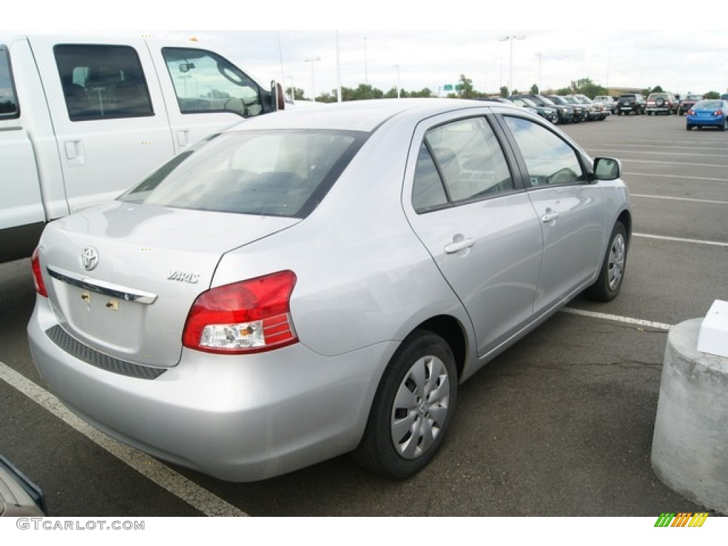 2009 Yaris Sedan - Silver Streak Mica / Dark Charcoal photo #2