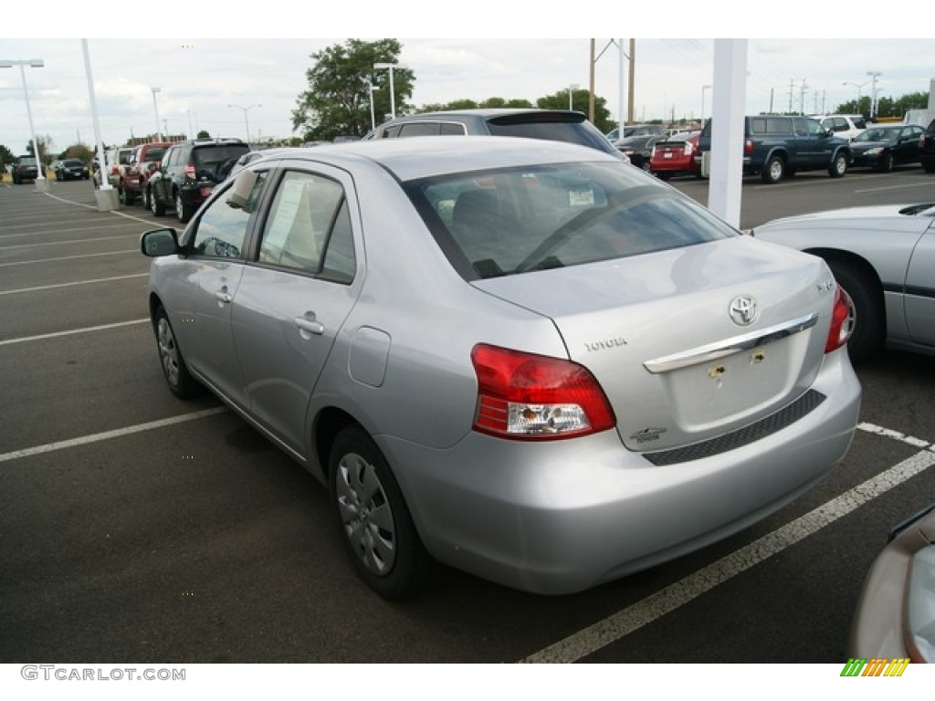 2009 Yaris Sedan - Silver Streak Mica / Dark Charcoal photo #3