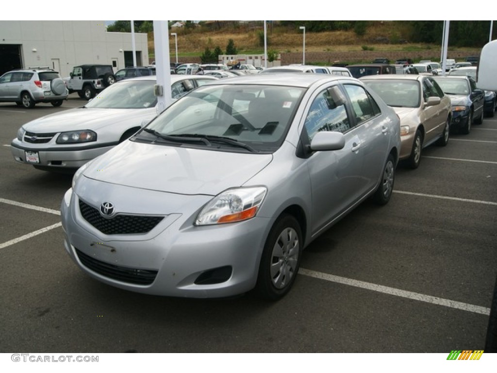 2009 Yaris Sedan - Silver Streak Mica / Dark Charcoal photo #4