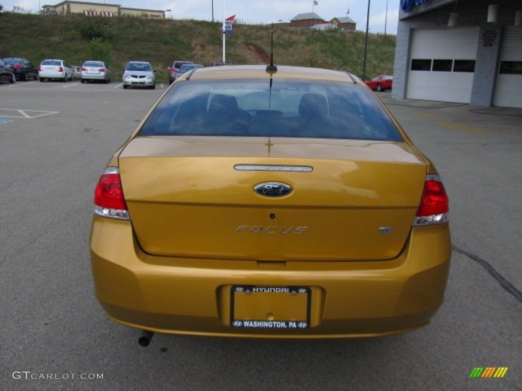 2009 Focus SE Sedan - Amber Gold Metallic / Charcoal Black photo #6