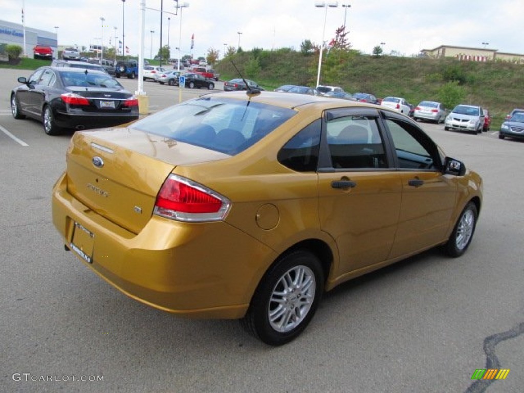 2009 Focus SE Sedan - Amber Gold Metallic / Charcoal Black photo #7