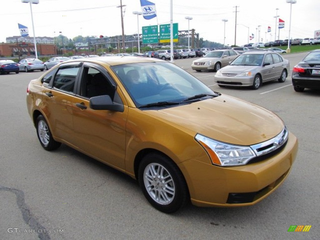 2009 Focus SE Sedan - Amber Gold Metallic / Charcoal Black photo #9