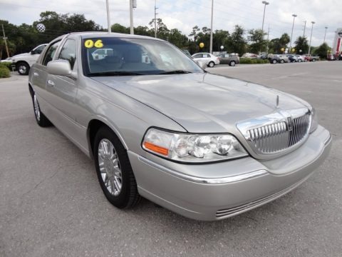 2006 Lincoln Town Car Designer Series Data, Info and Specs