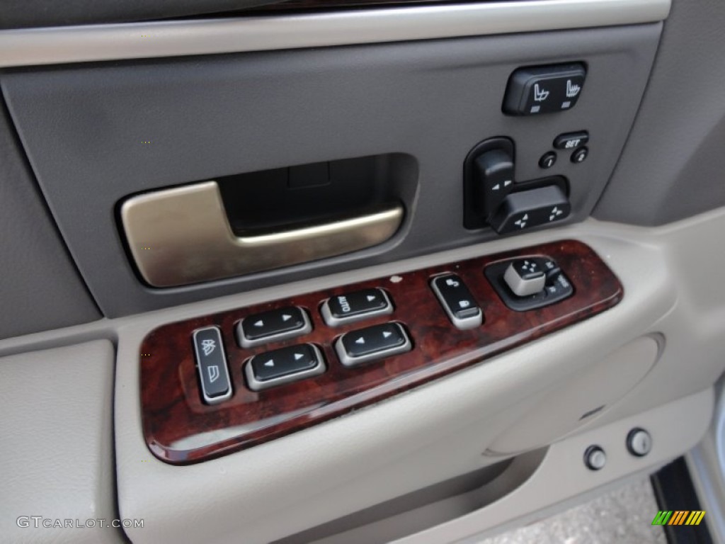 2006 Lincoln Town Car Designer Series Controls Photo #53989889