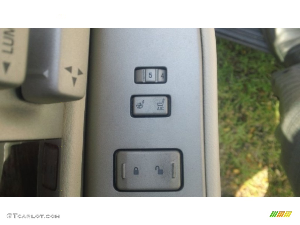 2004 Lincoln Aviator Luxury Controls Photo #54006998
