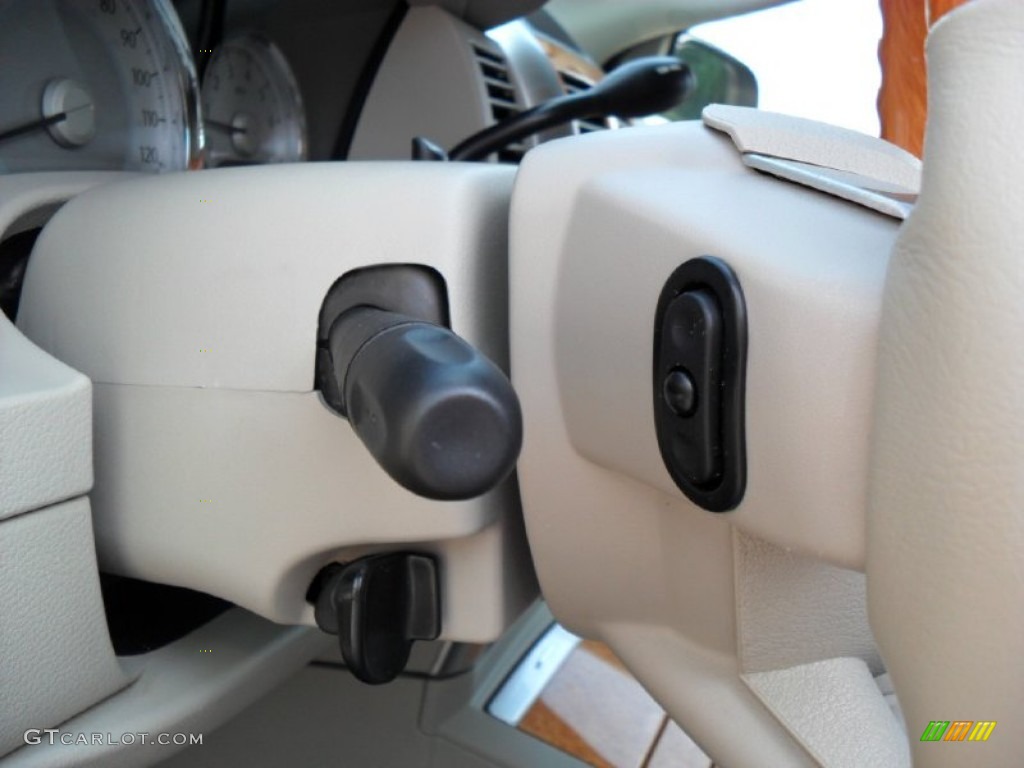 2009 Chrysler Aspen Limited 4x4 Controls Photo #54033230