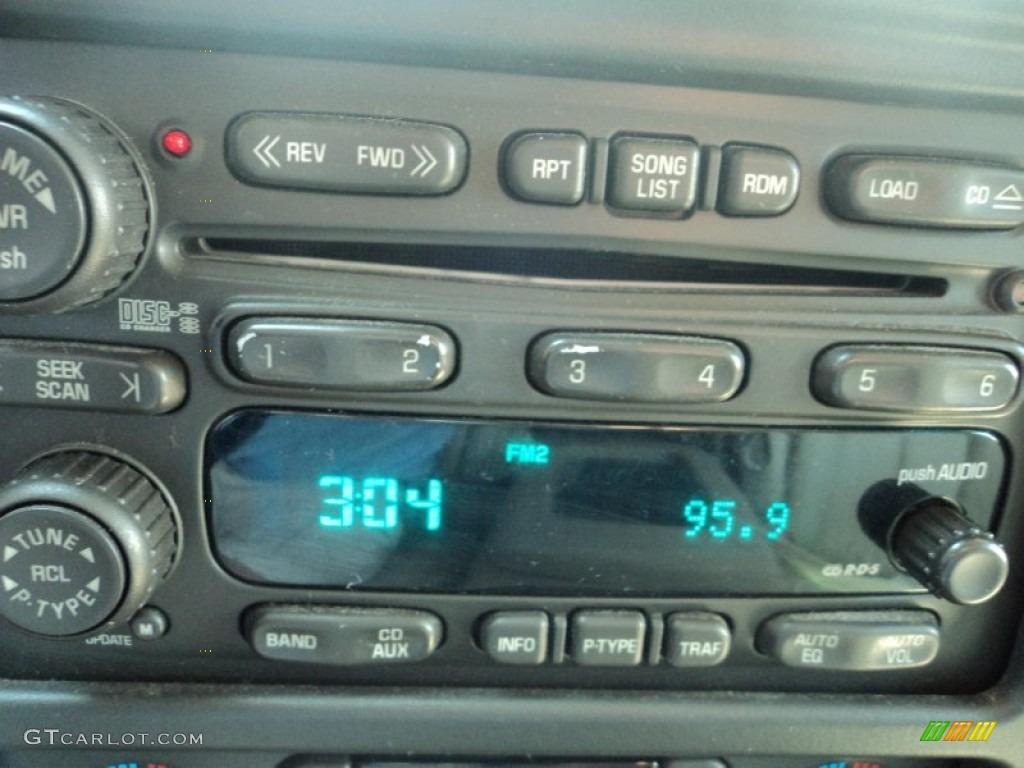 2004 Chevrolet Suburban 1500 LT 4x4 Audio System Photo #54039112