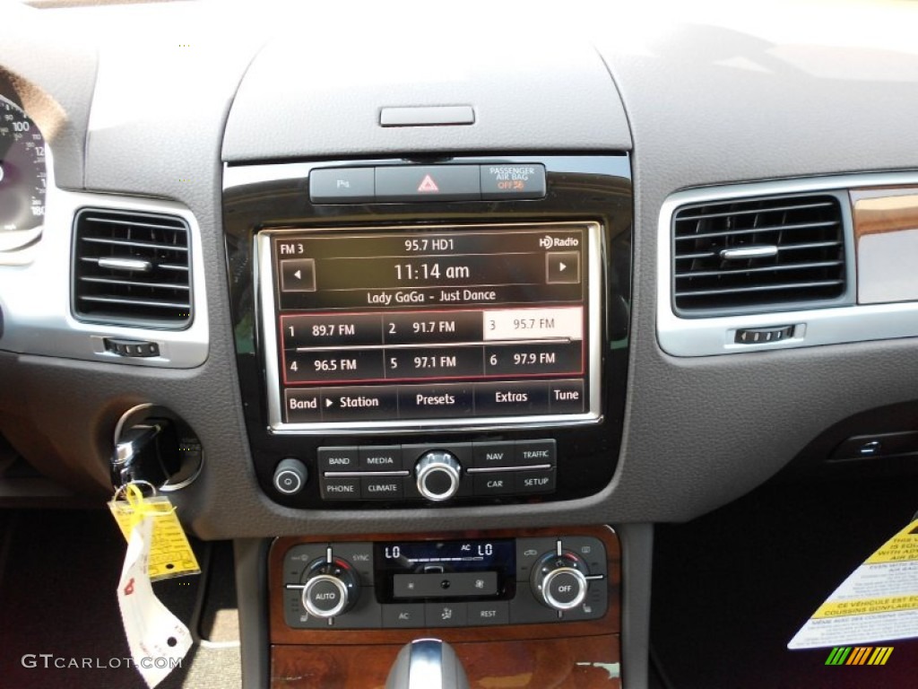 2012 Volkswagen Touareg TDI Lux 4XMotion Controls Photo #54053477
