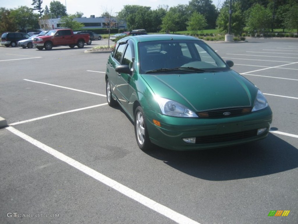2002 Focus ZX5 Hatchback - Grabber Green Metallic / Dark Charcoal photo #2