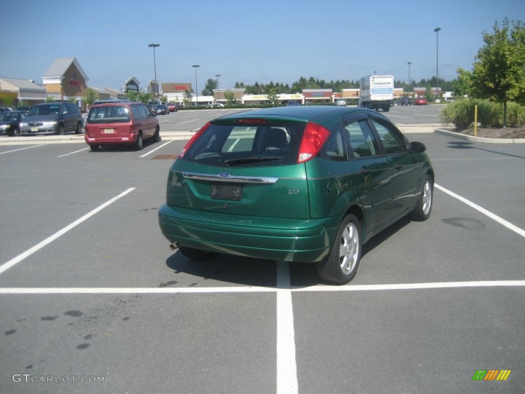 2002 Focus ZX5 Hatchback - Grabber Green Metallic / Dark Charcoal photo #3