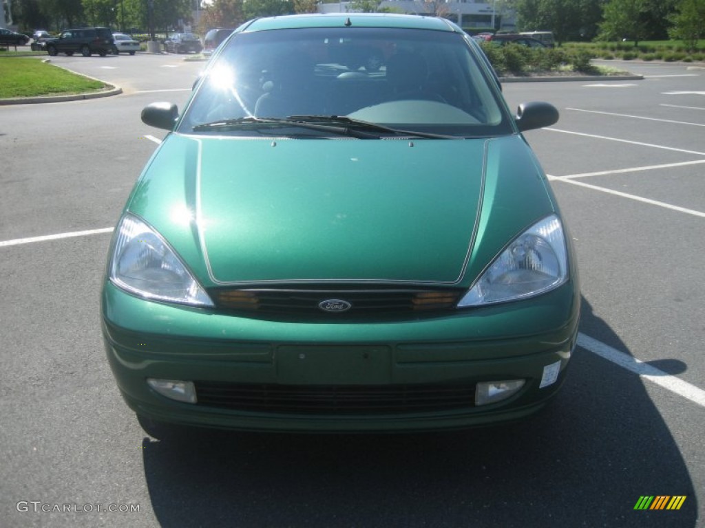 2002 Focus ZX5 Hatchback - Grabber Green Metallic / Dark Charcoal photo #6