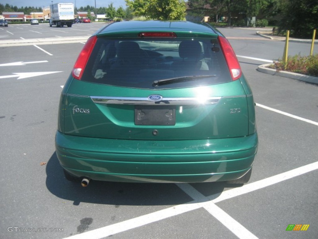 2002 Focus ZX5 Hatchback - Grabber Green Metallic / Dark Charcoal photo #10
