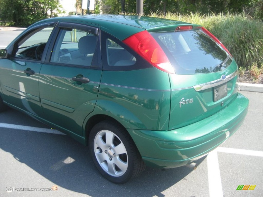 2002 Focus ZX5 Hatchback - Grabber Green Metallic / Dark Charcoal photo #13