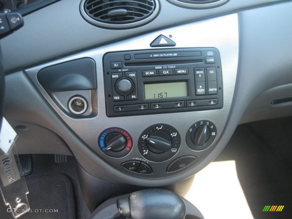 2002 Ford Focus ZX5 Hatchback Audio System Photos