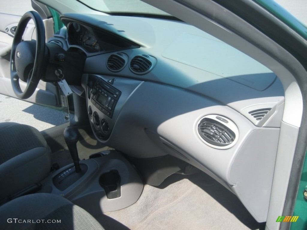 2002 Focus ZX5 Hatchback - Grabber Green Metallic / Dark Charcoal photo #20