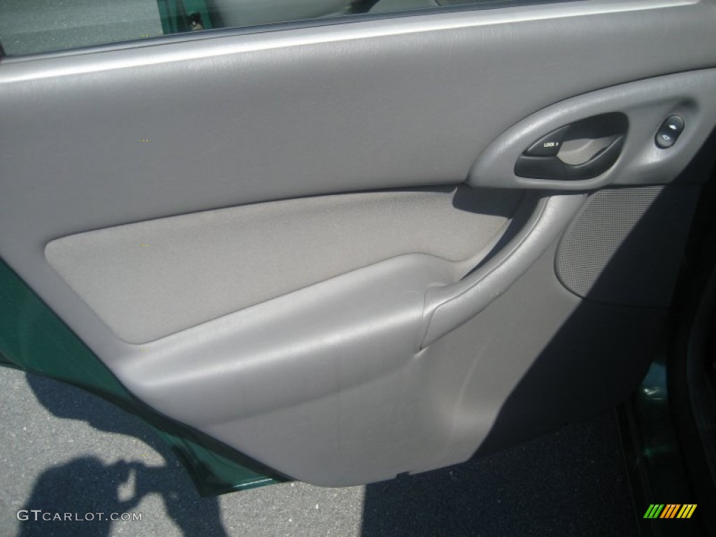 2002 Focus ZX5 Hatchback - Grabber Green Metallic / Dark Charcoal photo #31