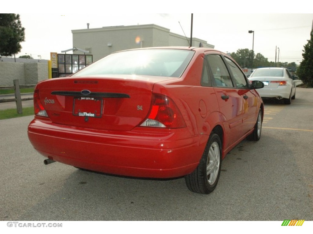 2002 Focus SE Sedan - Infra Red / Dark Charcoal photo #4