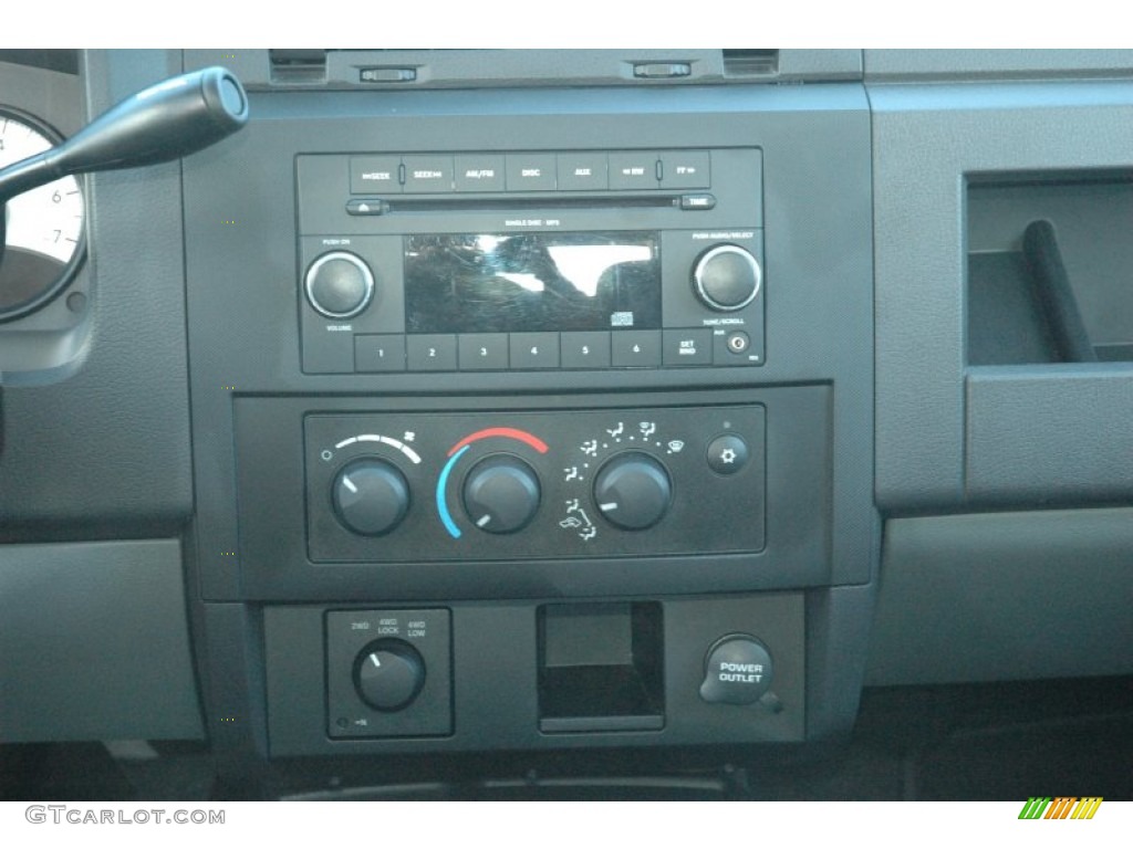 2010 Dodge Dakota Big Horn Crew Cab 4x4 Controls Photo #54099591