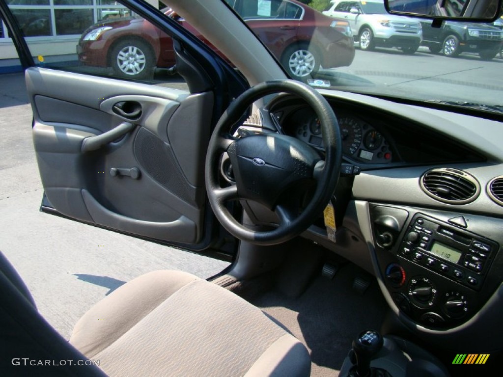 2001 Focus LX Sedan - Twilight Blue Metallic / Medium Graphite Grey photo #16