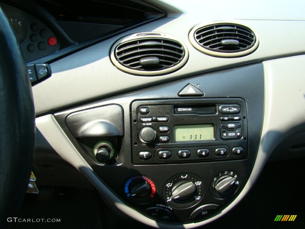 2001 Ford Focus LX Sedan Controls Photo #54107855