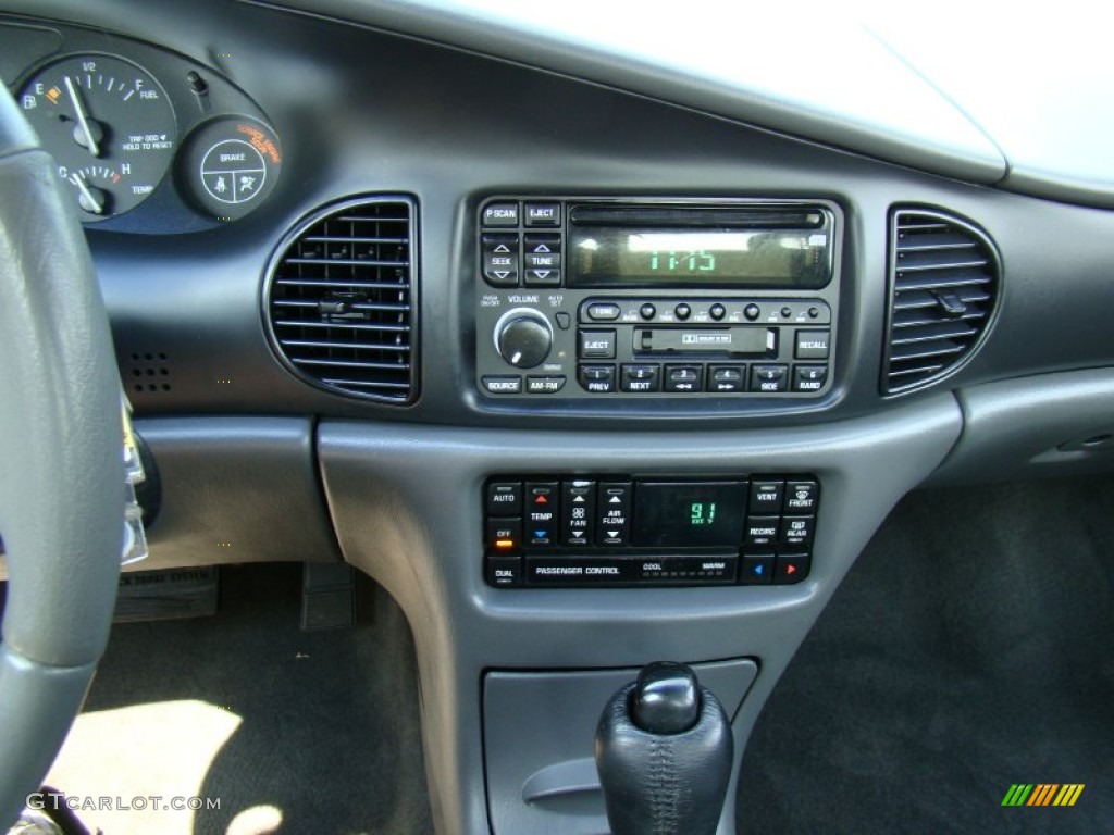 2002 Regal LS - White / Medium Gray photo #22