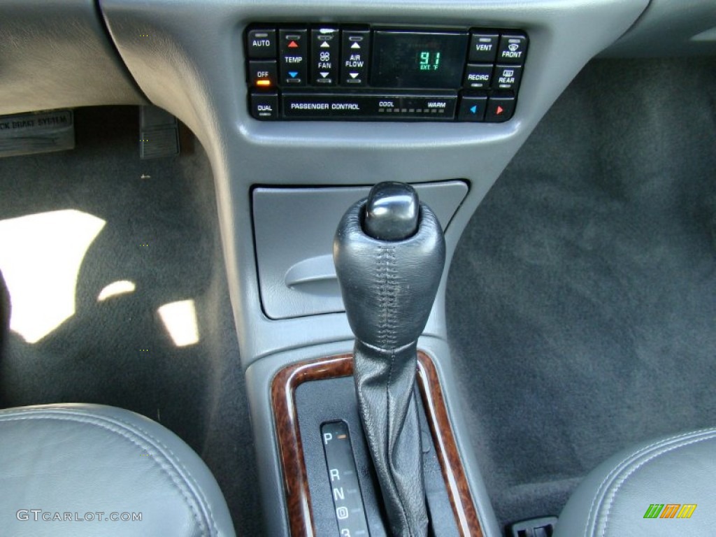 2002 Regal LS - White / Medium Gray photo #24