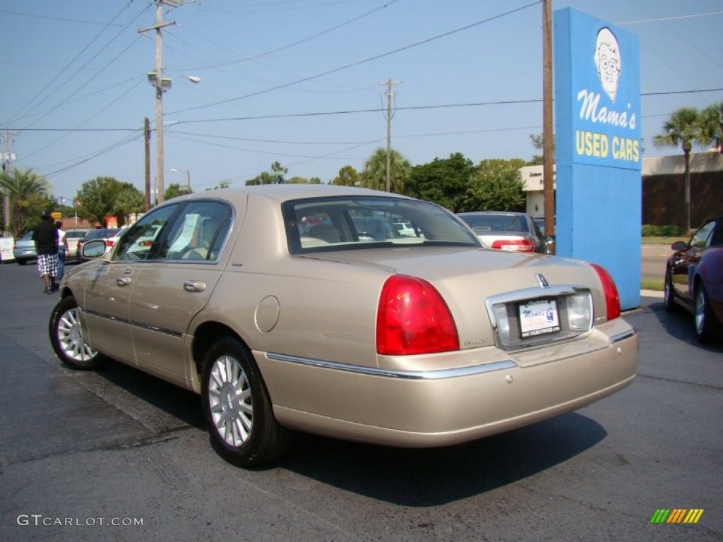 2004 Town Car Ultimate - Pueblo Gold Metallic / Light Parchment photo #30