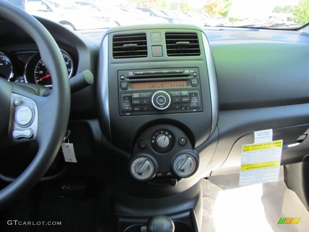2012 Versa 1.6 SV Sedan - Fresh Powder White / Charcoal photo #9