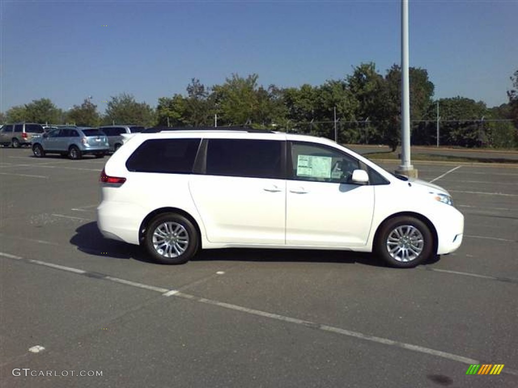 2011 Sienna XLE - Super White / Light Gray photo #4