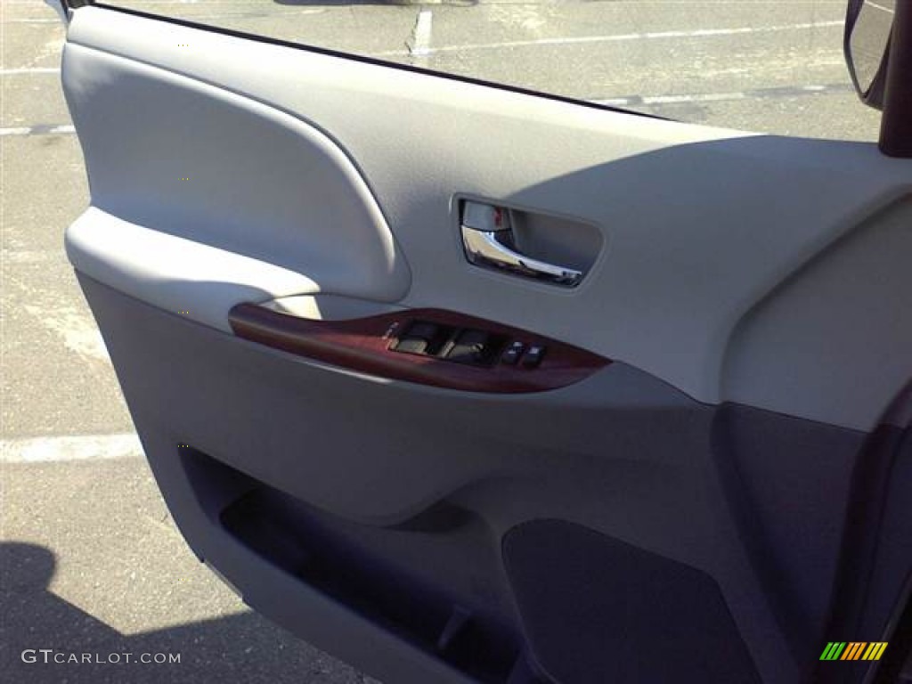 2011 Sienna XLE - Super White / Light Gray photo #9