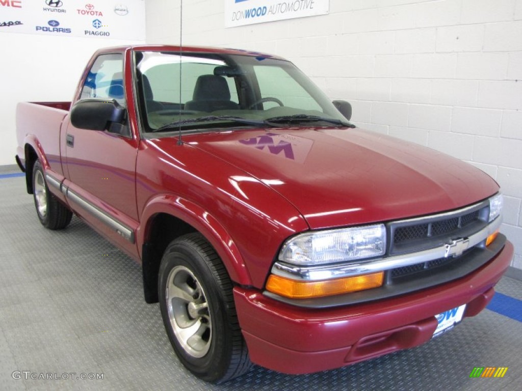 2001 S10 LS Regular Cab - Dark Cherry Red Metallic / Medium Gray photo #1