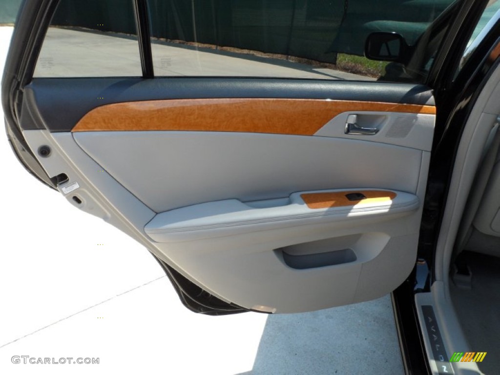 2006 Toyota Avalon XLS Door Panel Photos