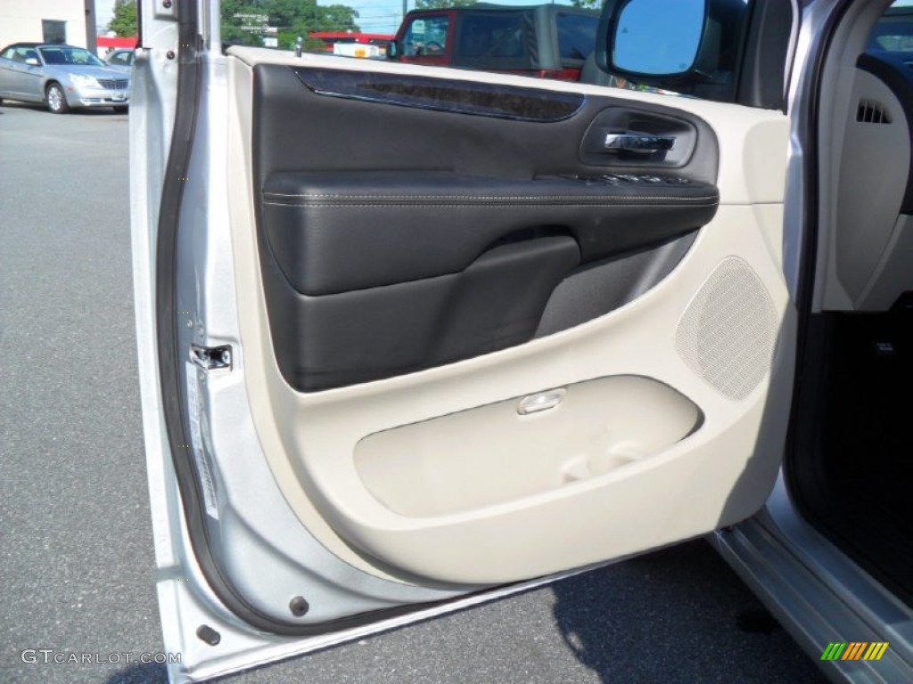 2012 Chrysler Town & Country Touring - L Black/Light Graystone Door Panel Photo #54164757