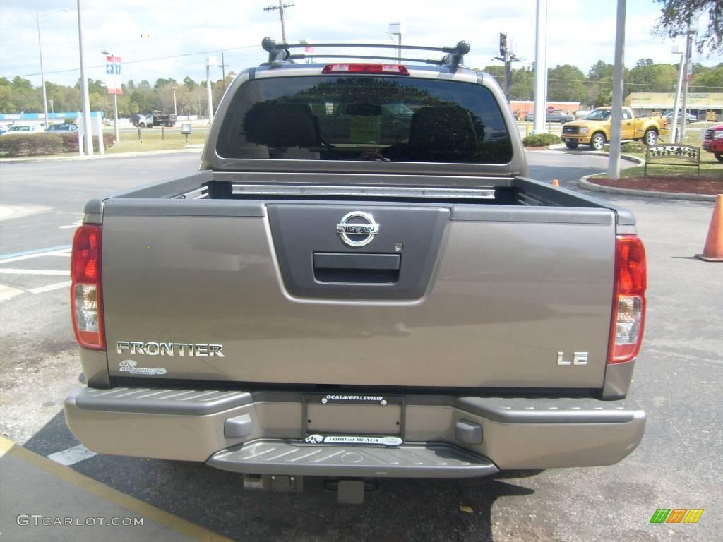 2006 Frontier LE Crew Cab - Granite Metallic / Desert photo #4