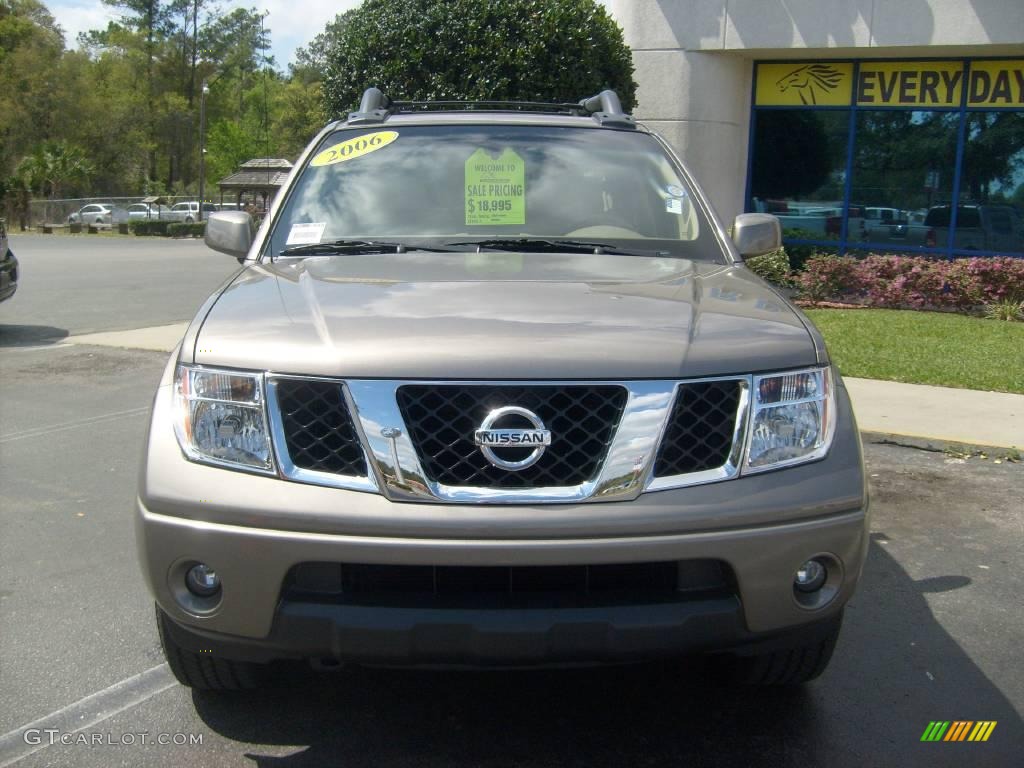 2006 Frontier LE Crew Cab - Granite Metallic / Desert photo #8