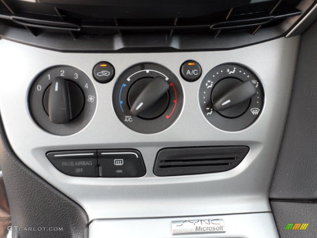 2012 Ford Focus SE 5-Door Controls Photo #54207585